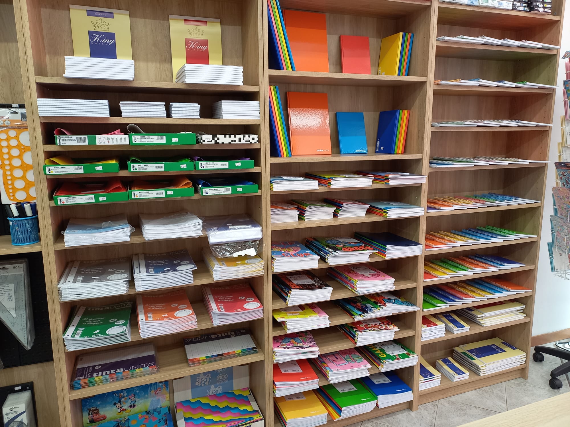 Scaffali colorati di quaderni e materiale scolastico nel negozio